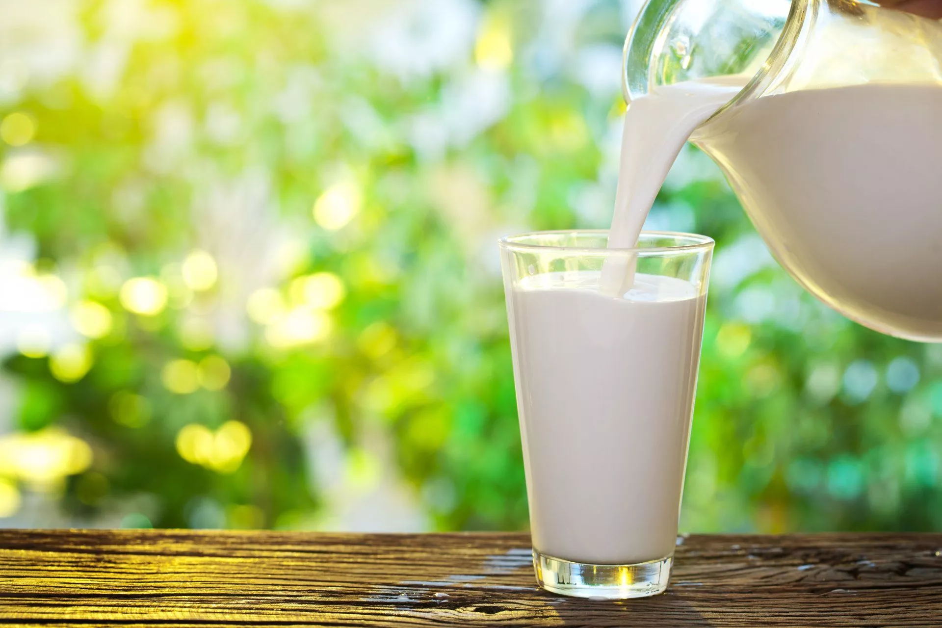 4K Ultra HD Wallpaper: Fresh Milk Pour