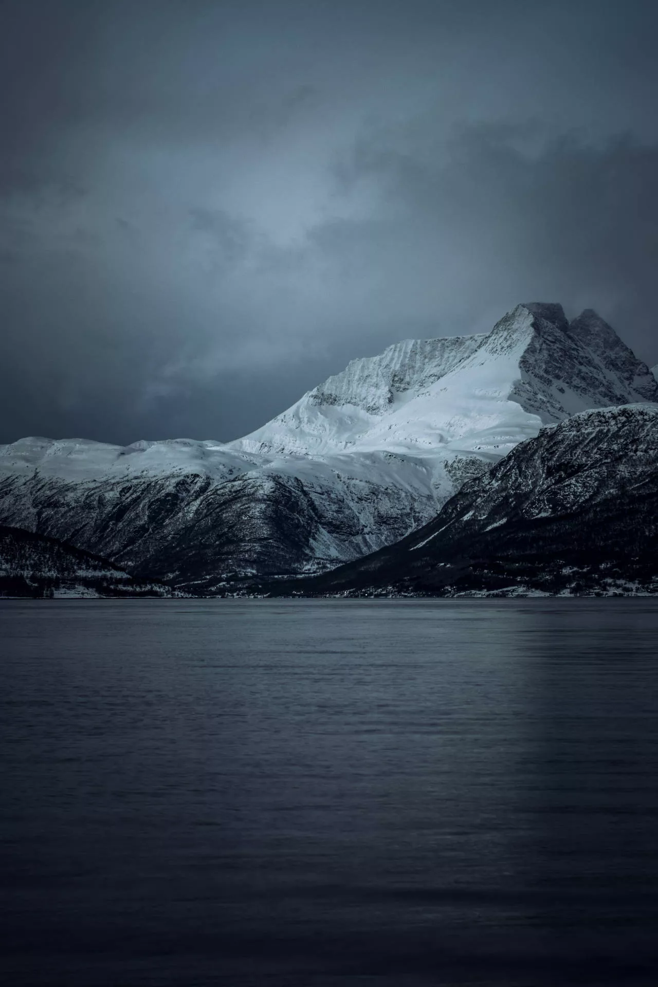 4k iPhone 6 Plus Dark Mountain