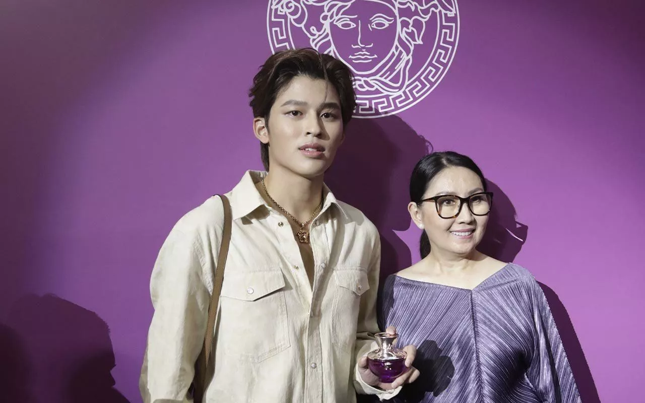 VERSACE Dylan Purple Presents Pond