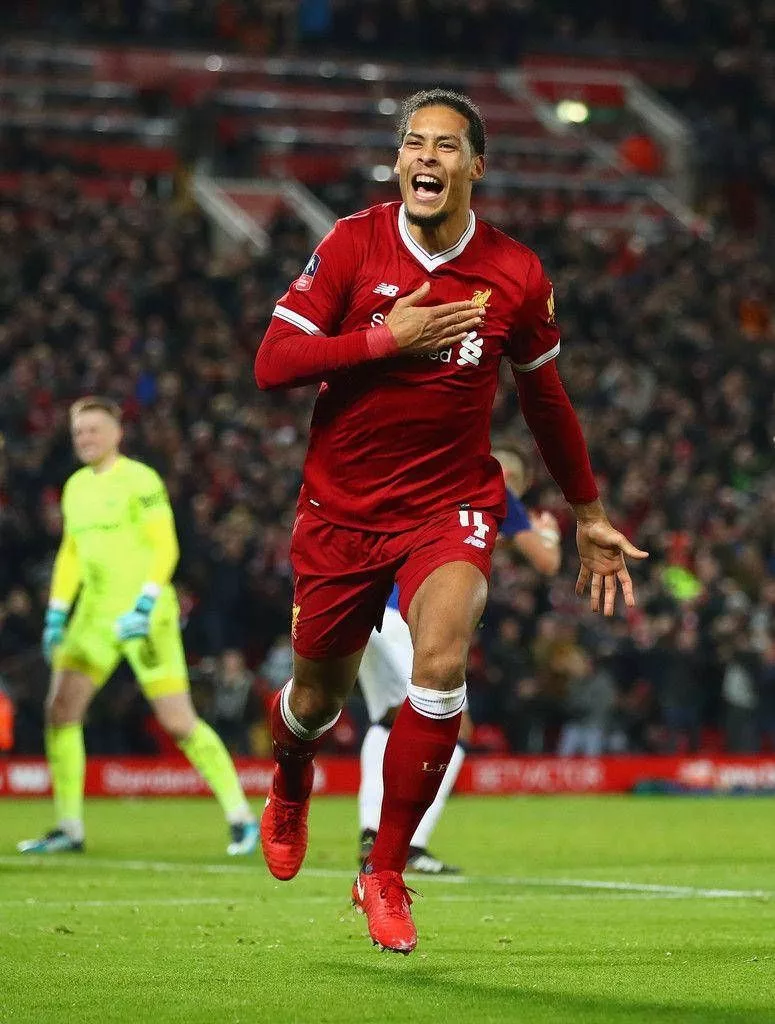 Download free Virgil Van Dijk Jogging