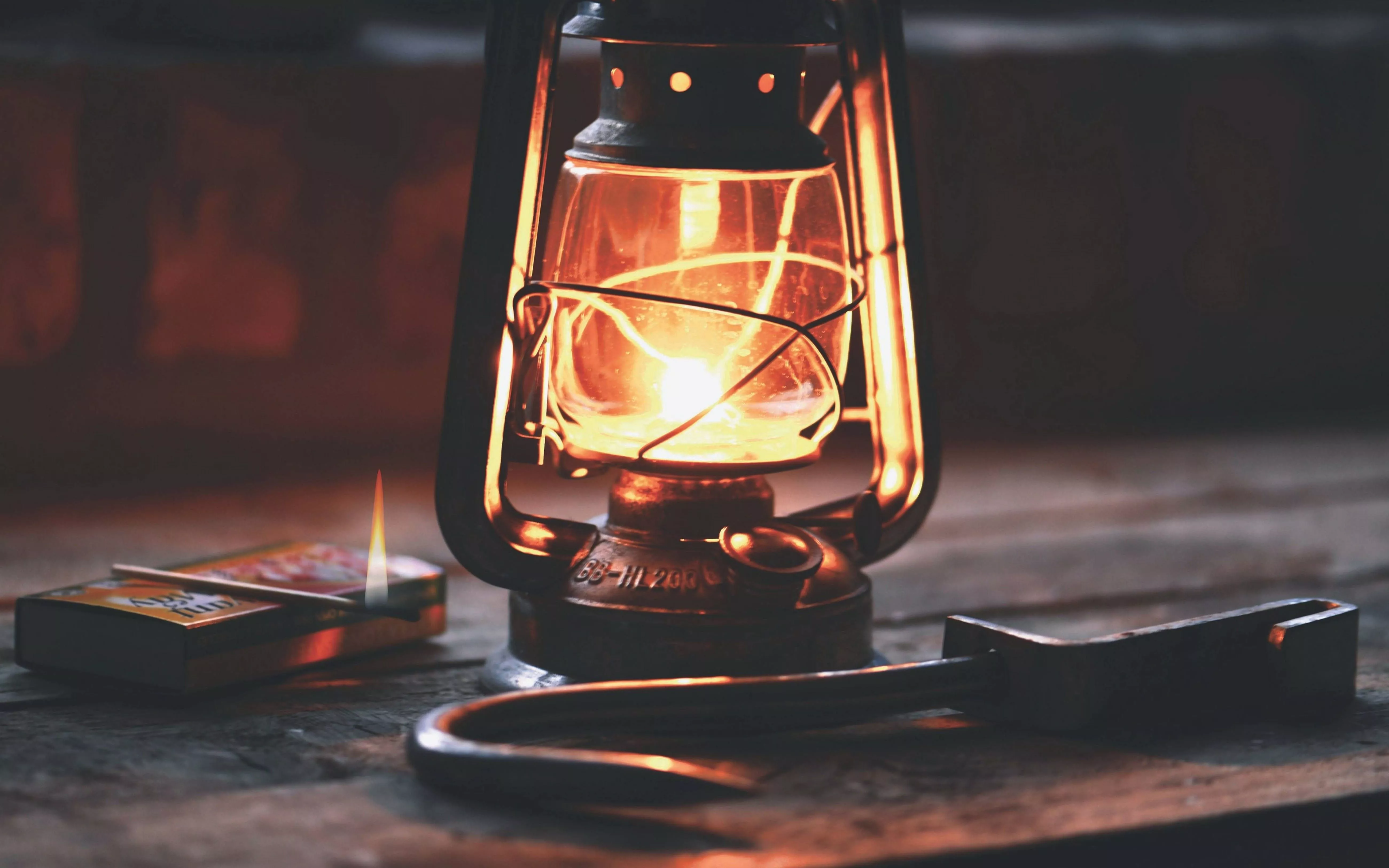 Retro Lantern Aesthetic 4K Wallpaper