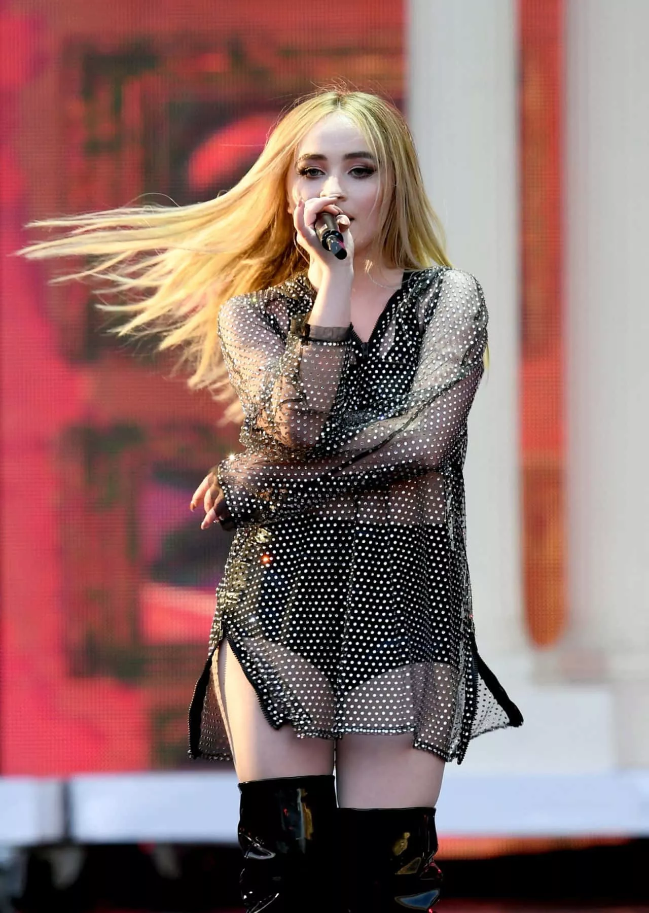 Download Sabrina Carpenter Performing