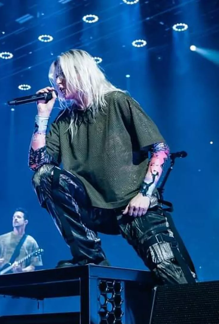 Emily Armstrong outfits