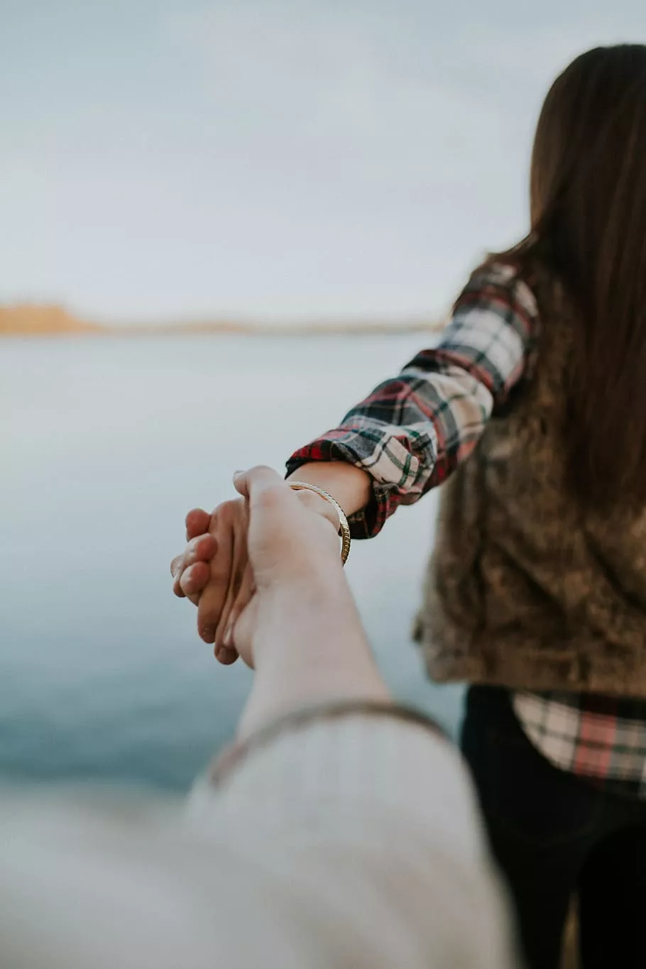 Couple holding hands 1080P, 2K, 4K, 5K