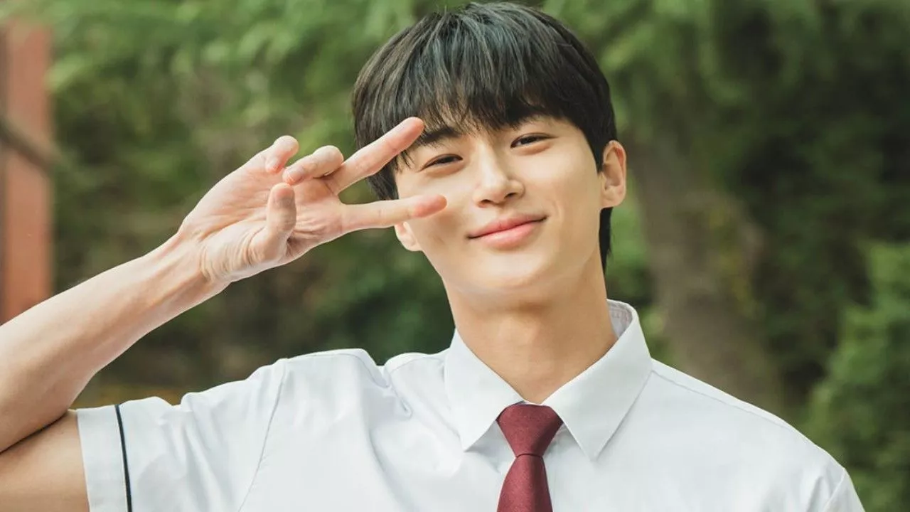 Lovely Runner's Byeon Woo Seok looks