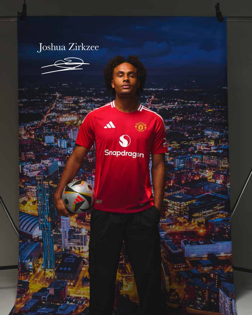 Gallery of image of new Man Utd signing Joshua Zirkzee in his new kit