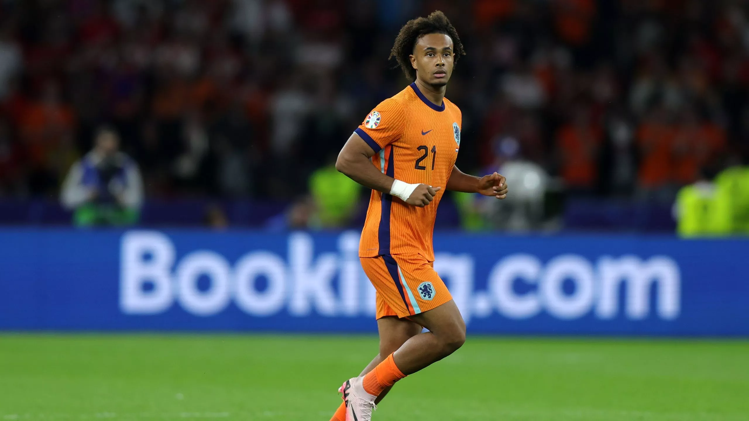 Joshua Zirkzee joins Manchester United