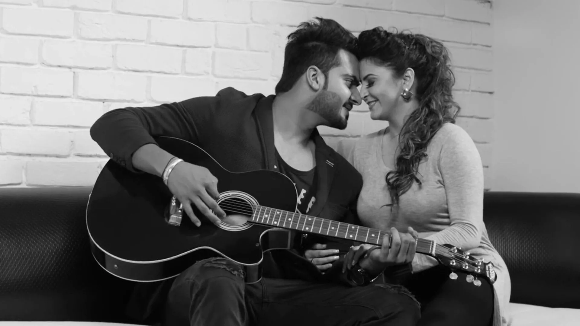 Romantic Guitar Couple 03250