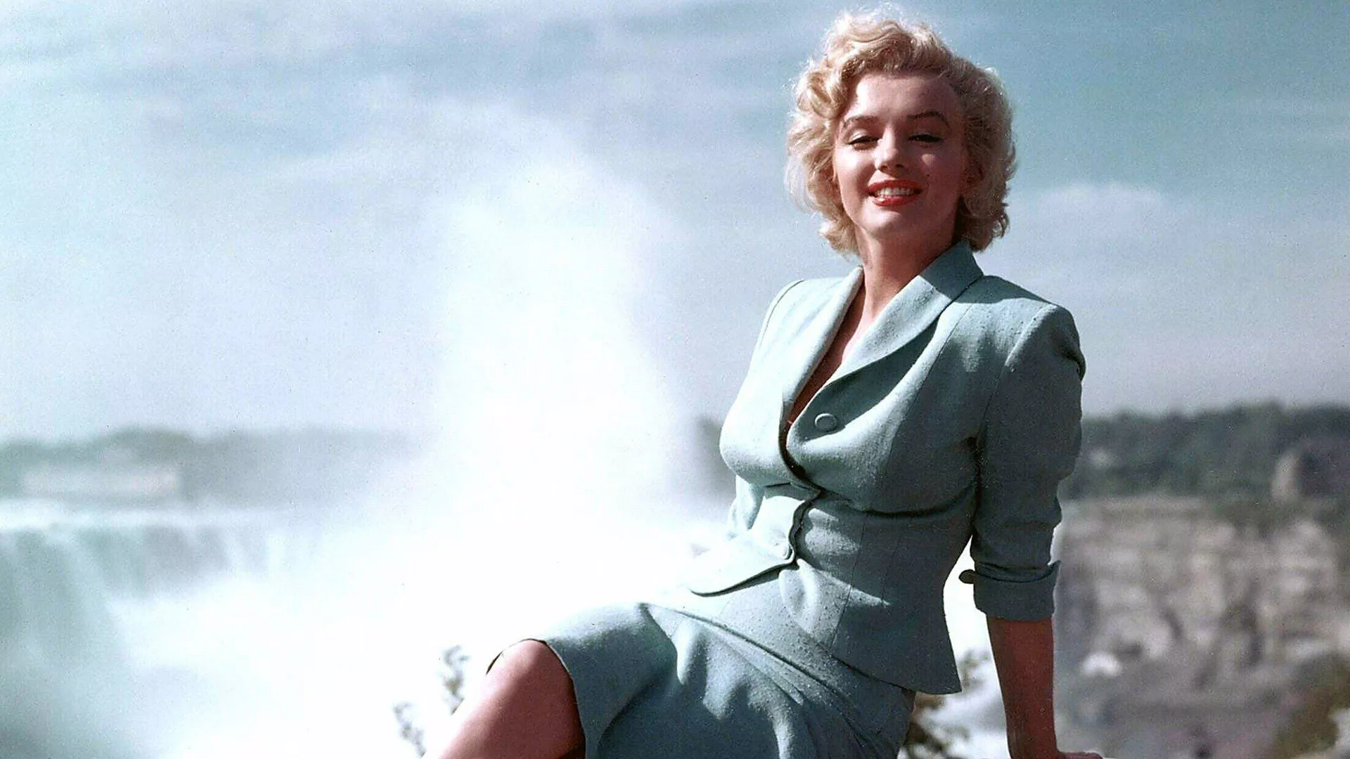 Marilyn Monroe HD Wallpaper: A Timeless