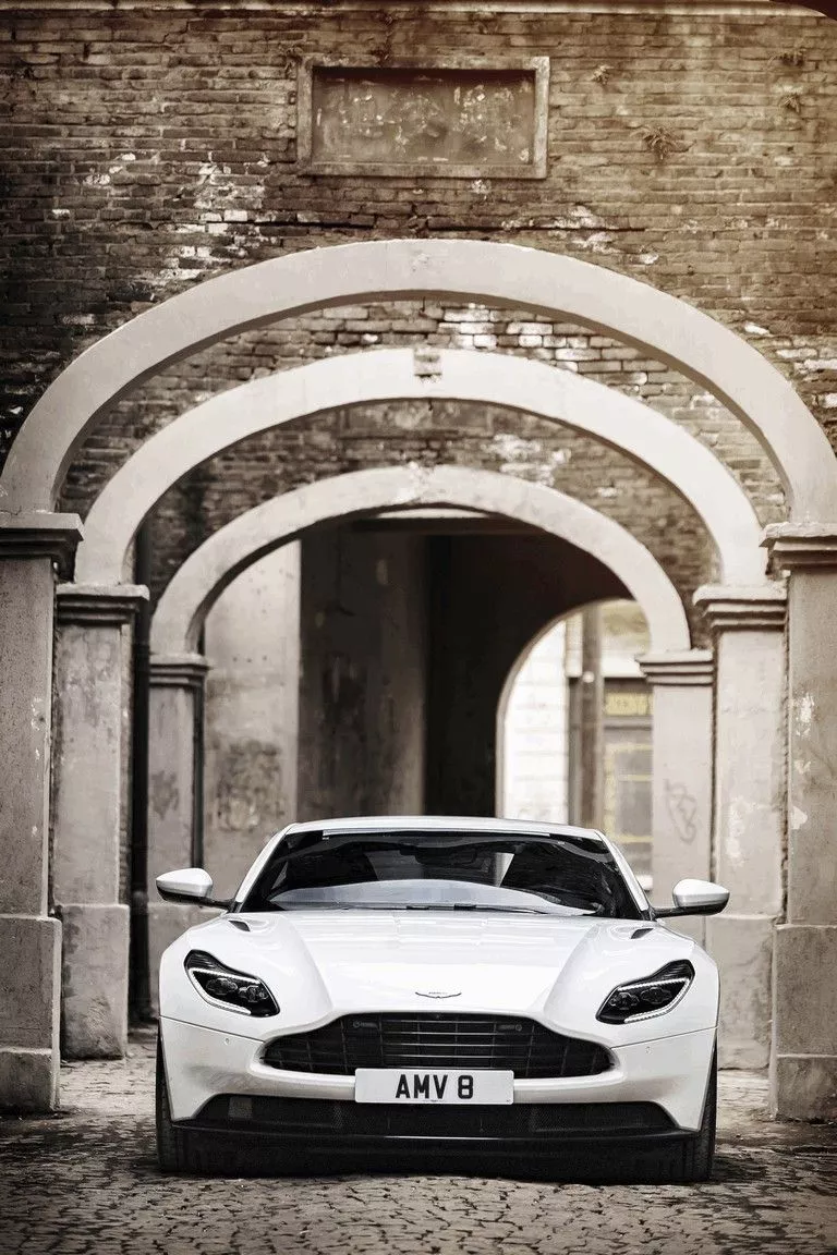 Aston Martin DB11 V8