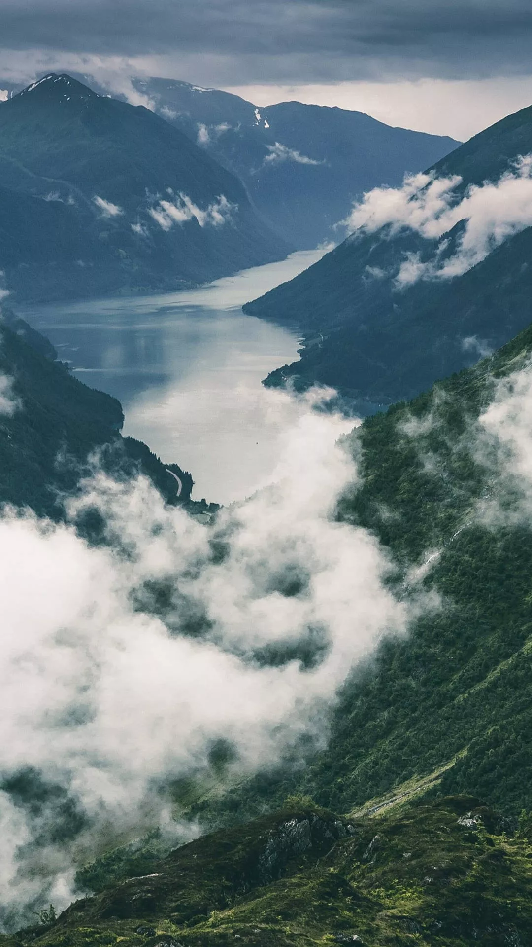 Download iPhone 12 Pro Max Mountain