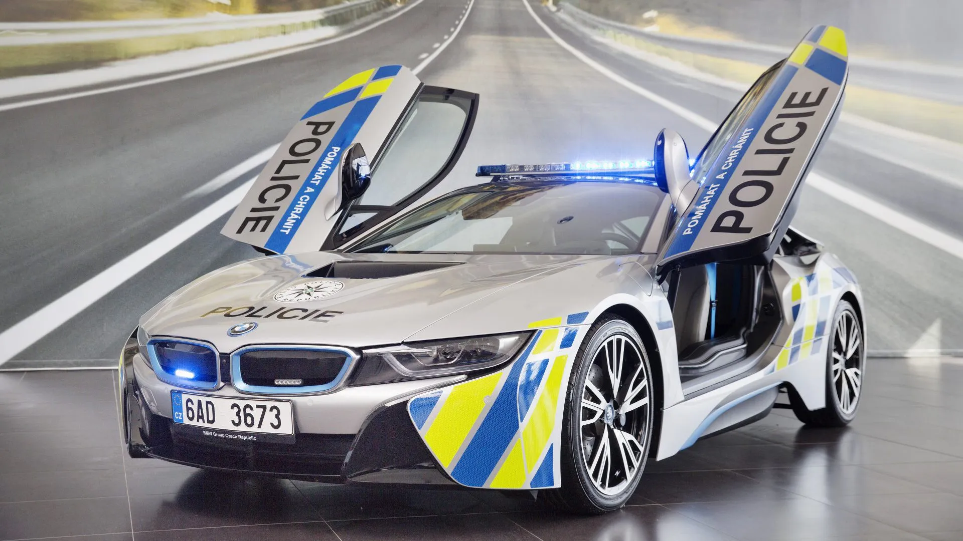 Czech BMW i8 Police Car Crashes Less