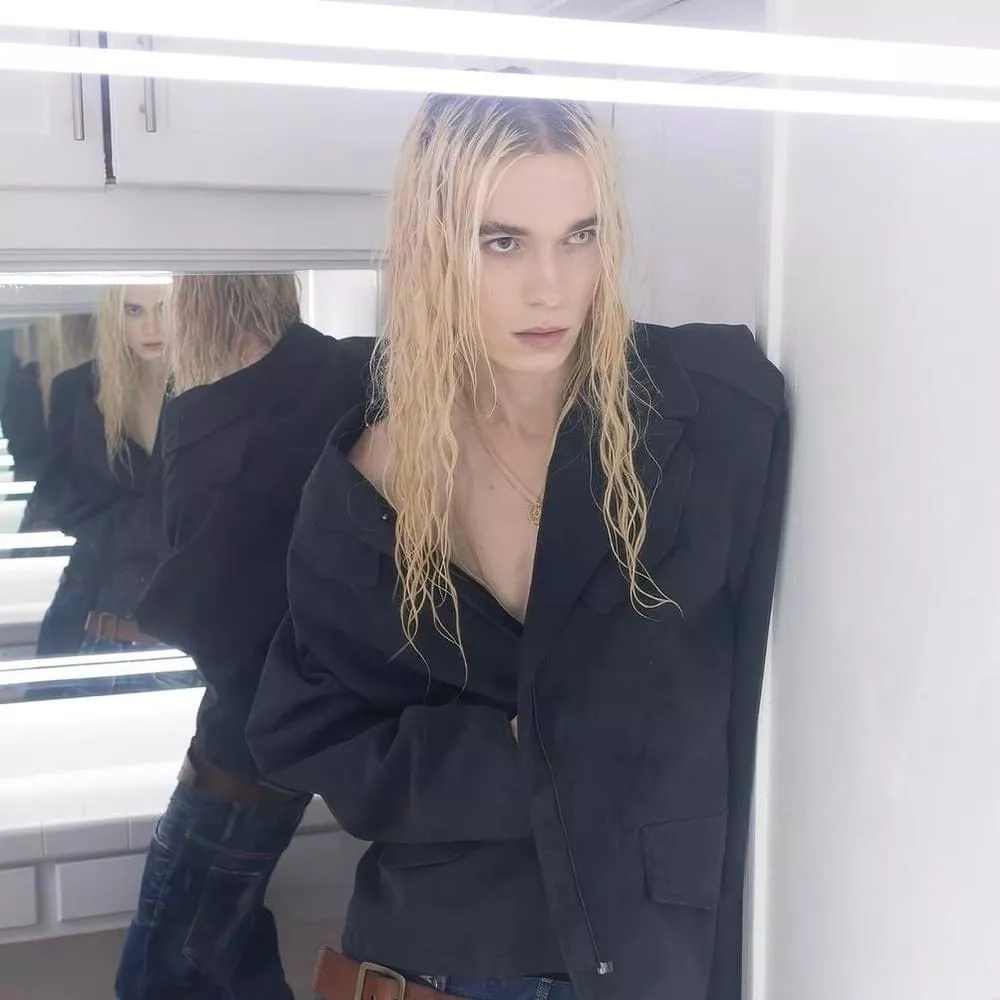 What is the most popular song by 2hollis?