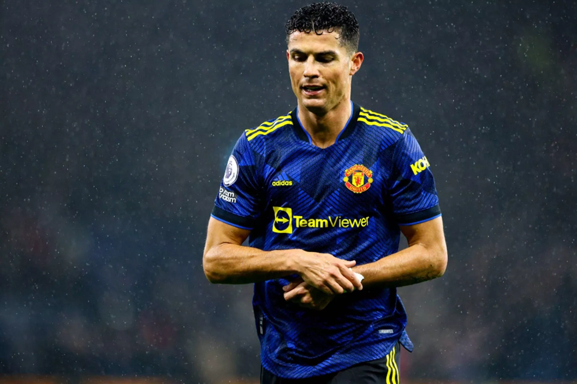 Download Cristiano Ronaldo Manchester United Rainy Match Wallpaper