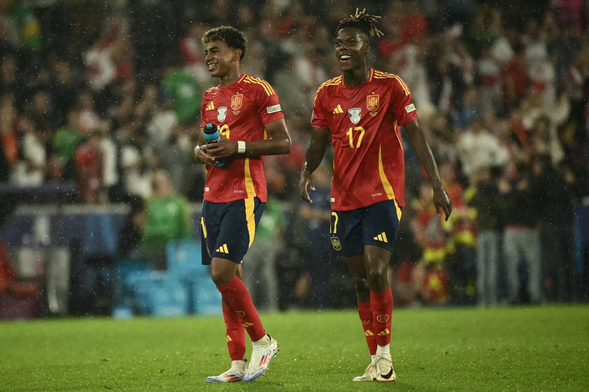 Lamine Yamal and Nico Williams play