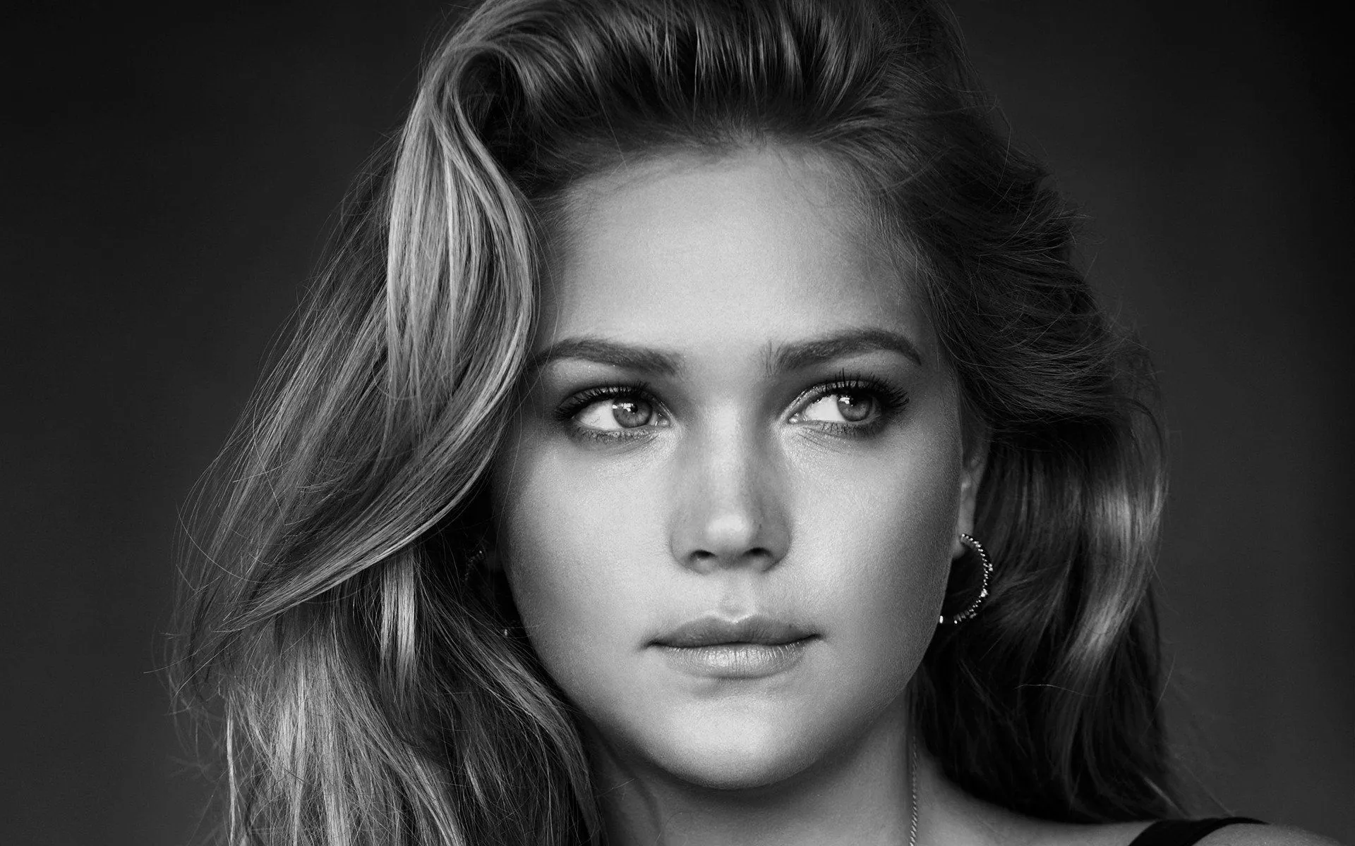 Elegant Woman HD Wallpaper