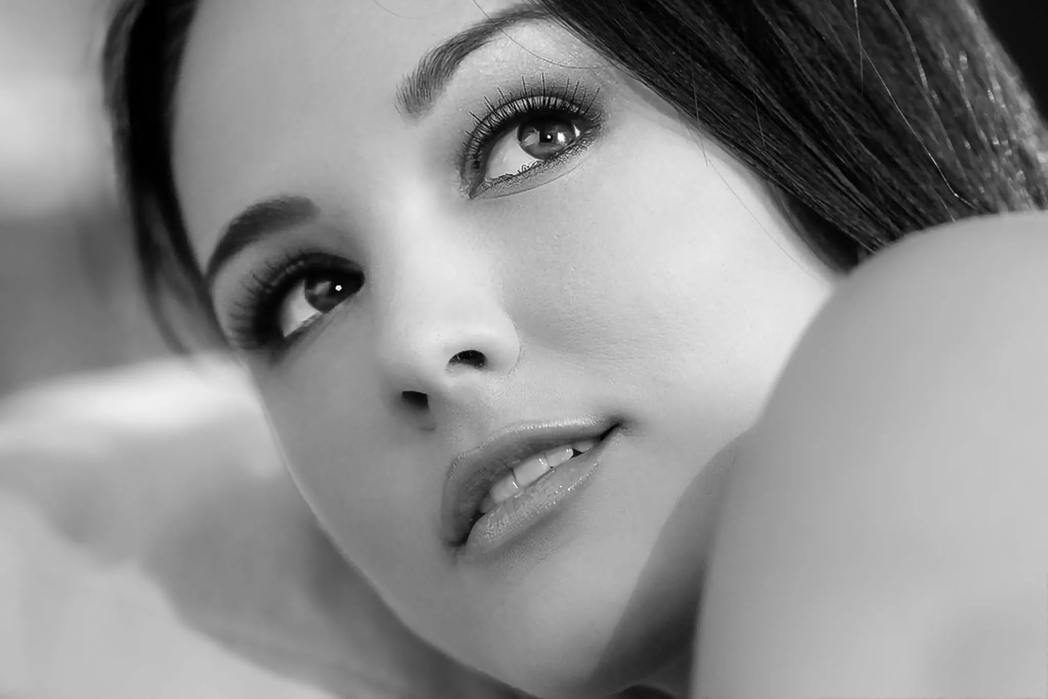 Esti Ginzburg HD Wallpaper: Timeless