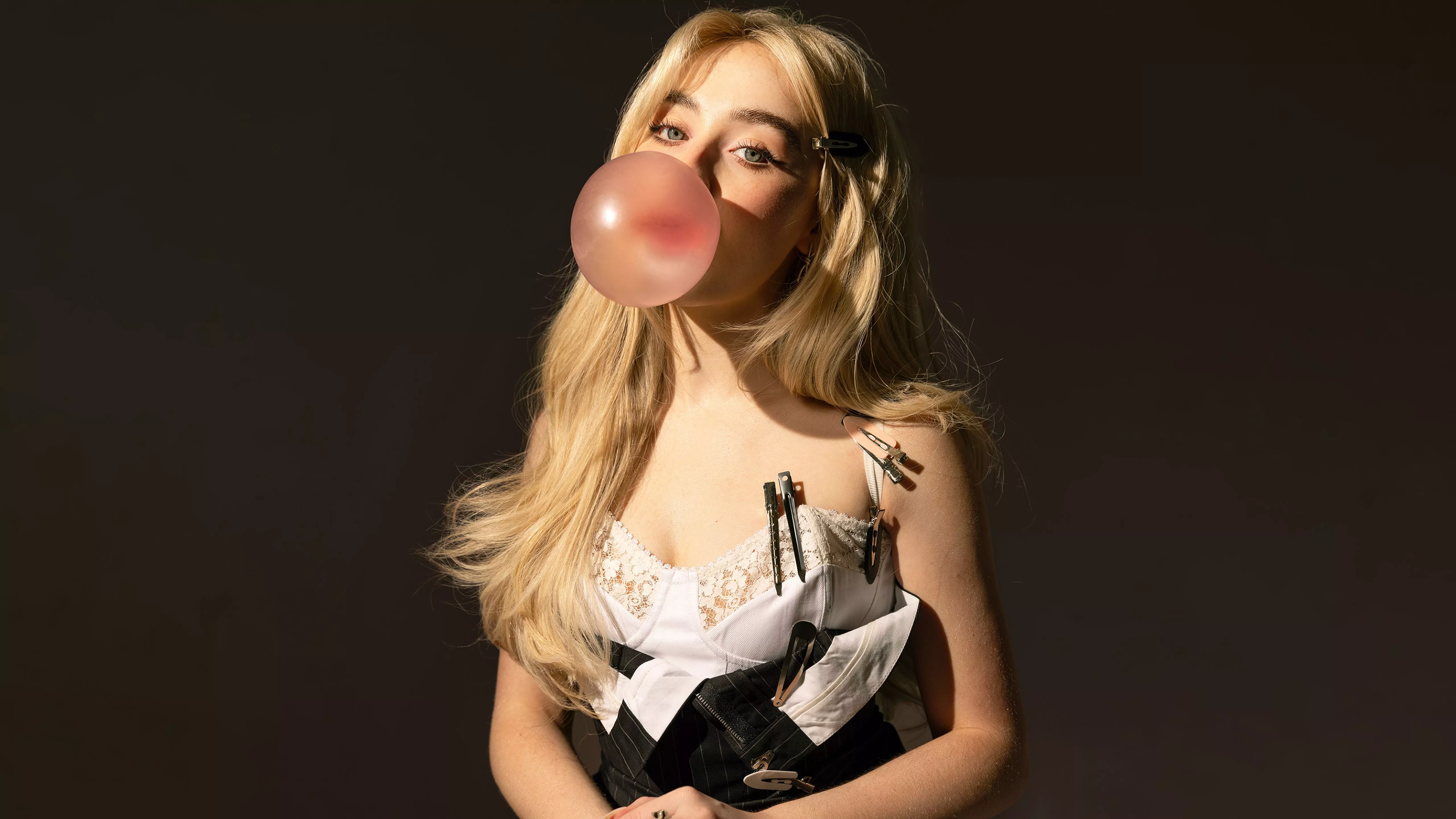 Sabrina Carpenter Wallpaper 4K, Rolling