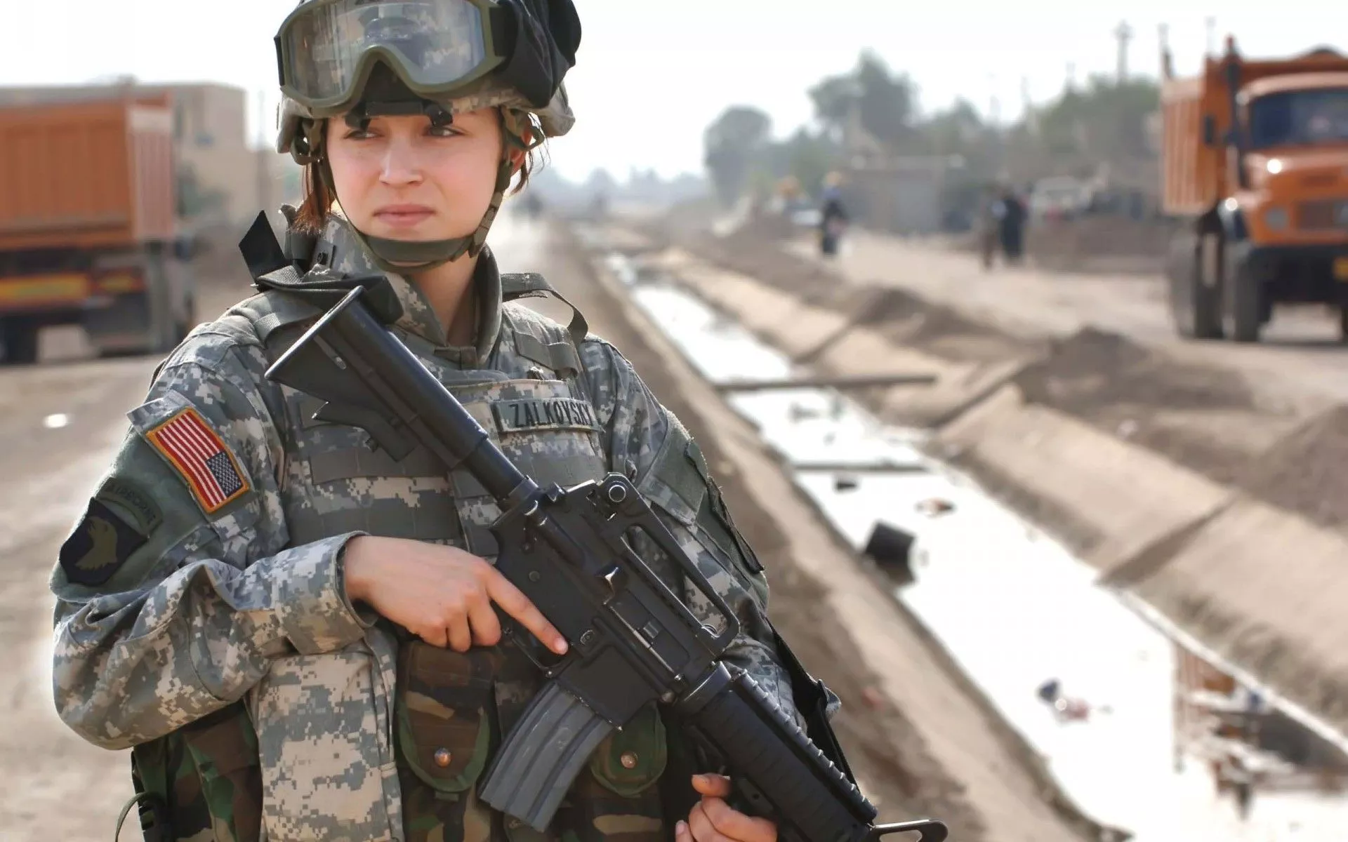 Download Military Woman HD Wallpaper