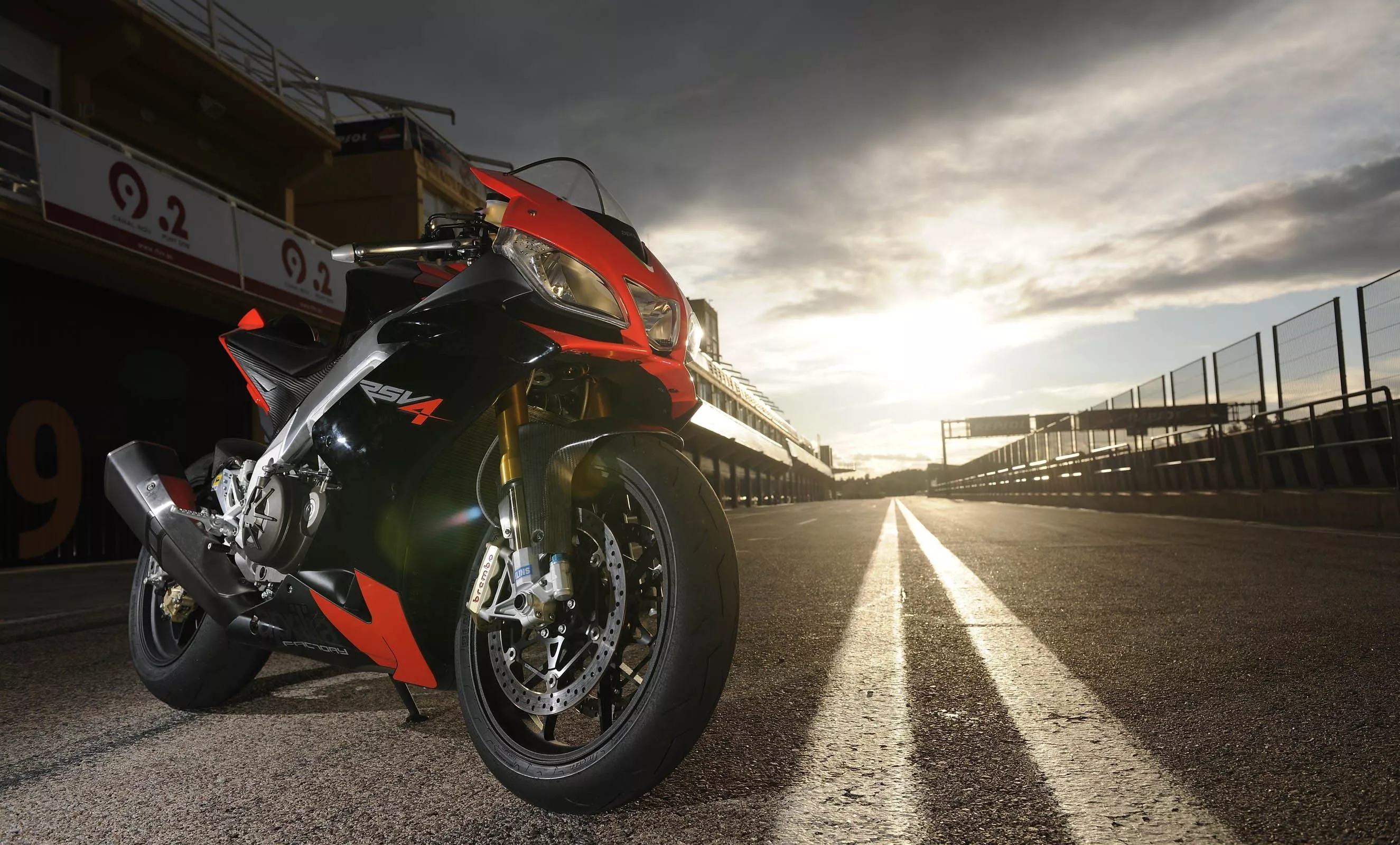 Aprilia Tuono V4 Wallpaper