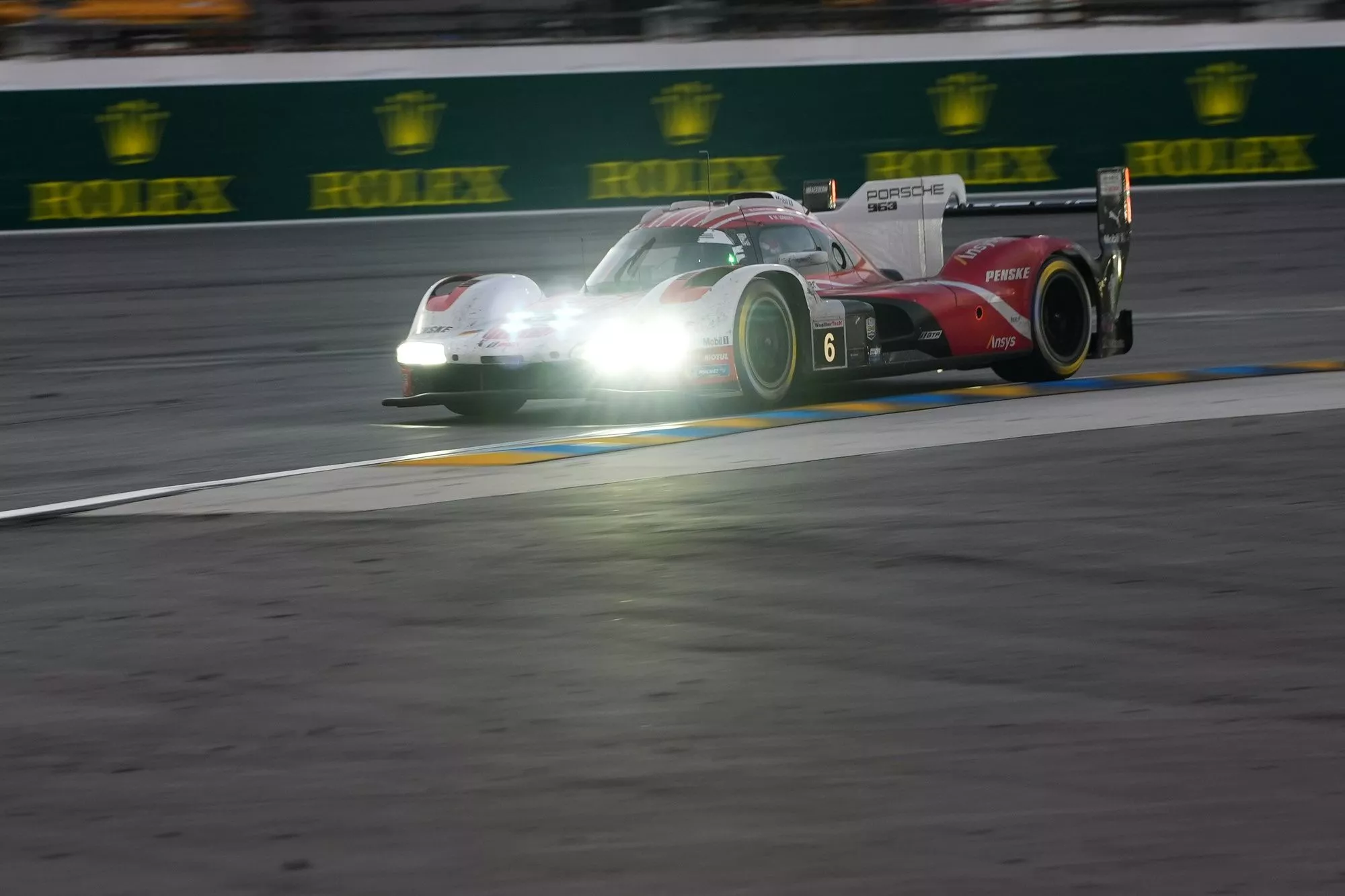 Rolex 24 Hour 21 Update: Porsche leads