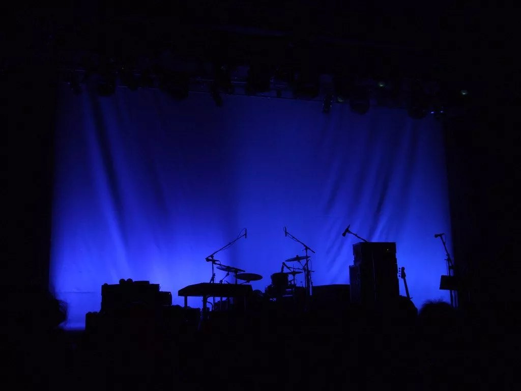 Empty stage during the encore tease