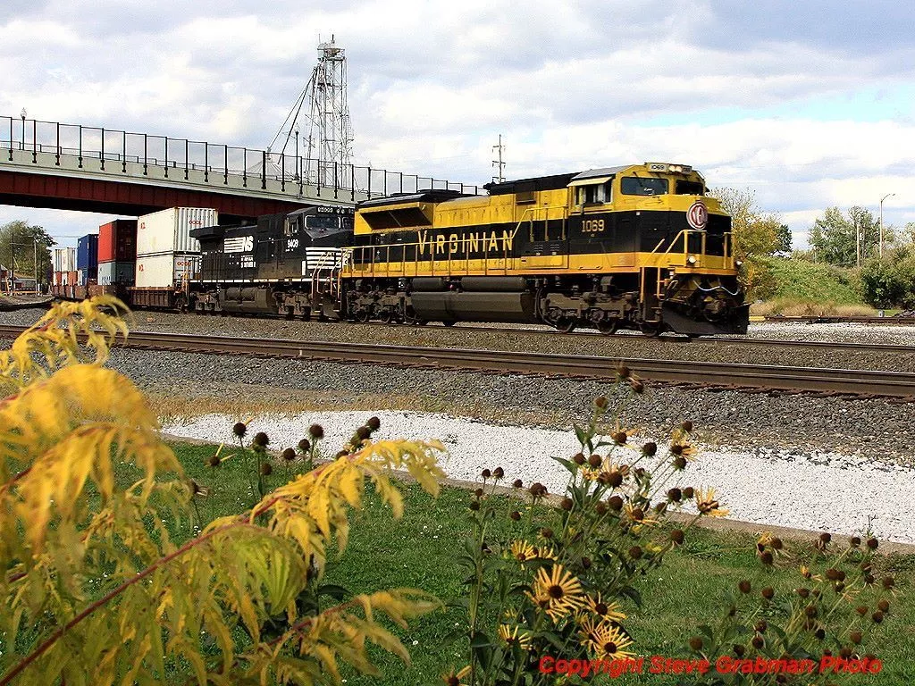 NS 1069 (Virginian heritage unit) leads