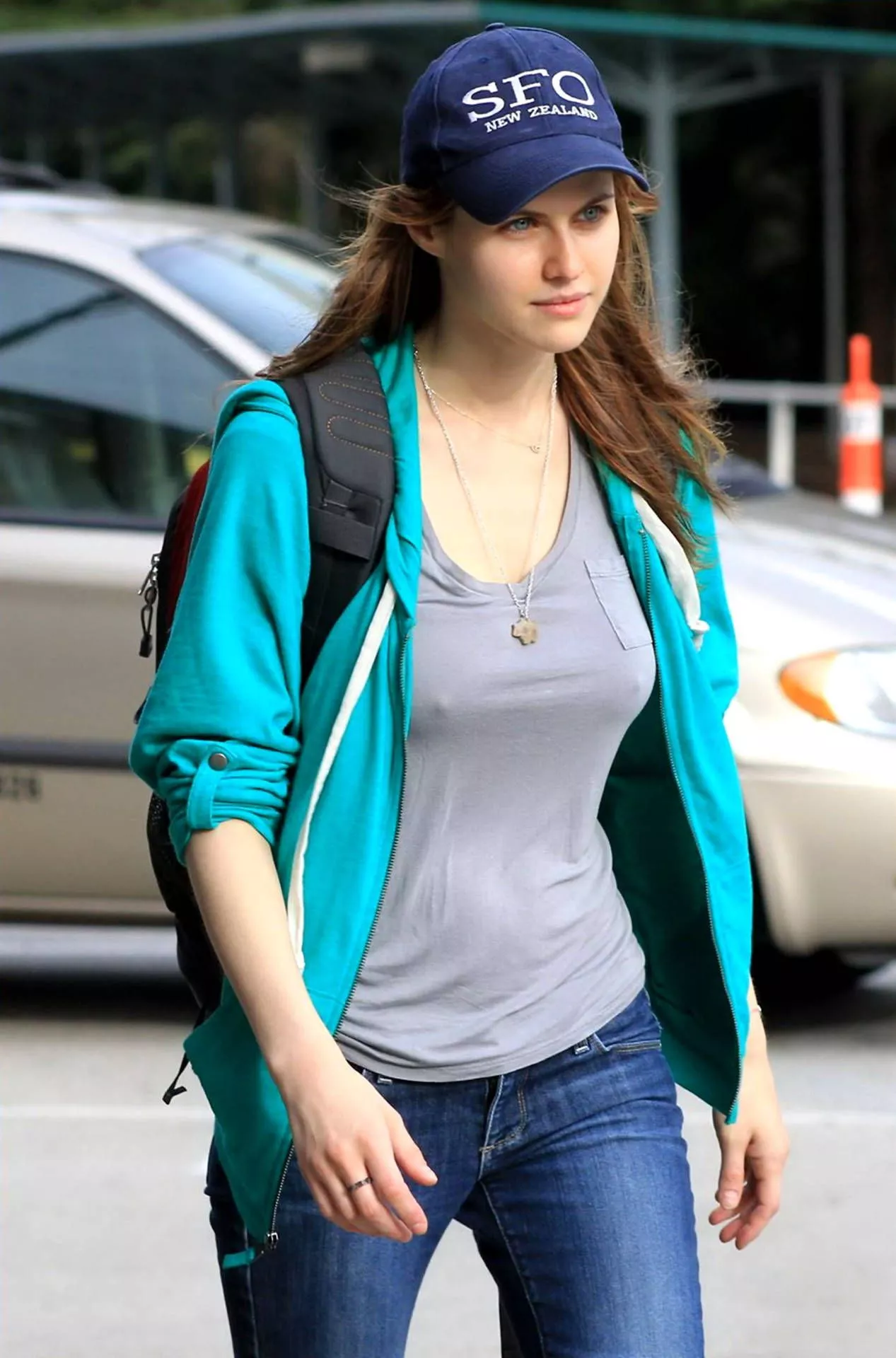 Download Alexandra Daddario Casual Look