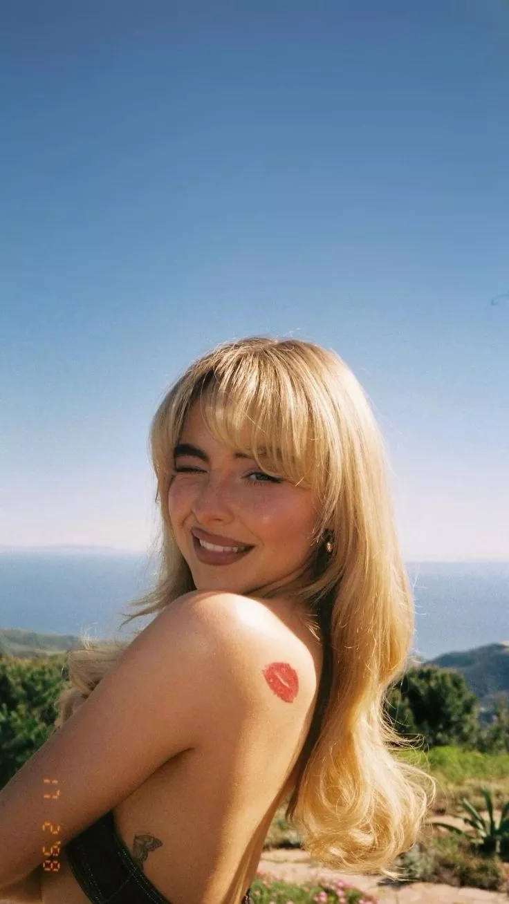 sabrina carpenter wallpaper short n