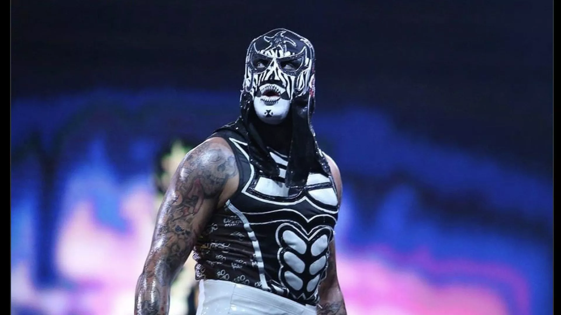 Penta El Zero M tries, fails to shut