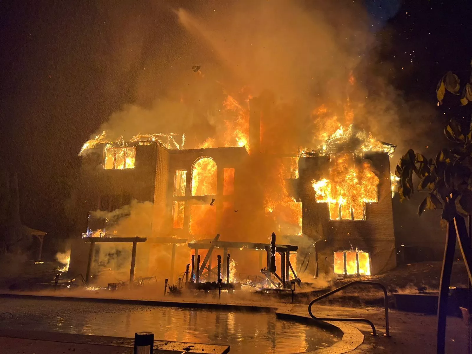 Massive fire engulfs Potomac mansion