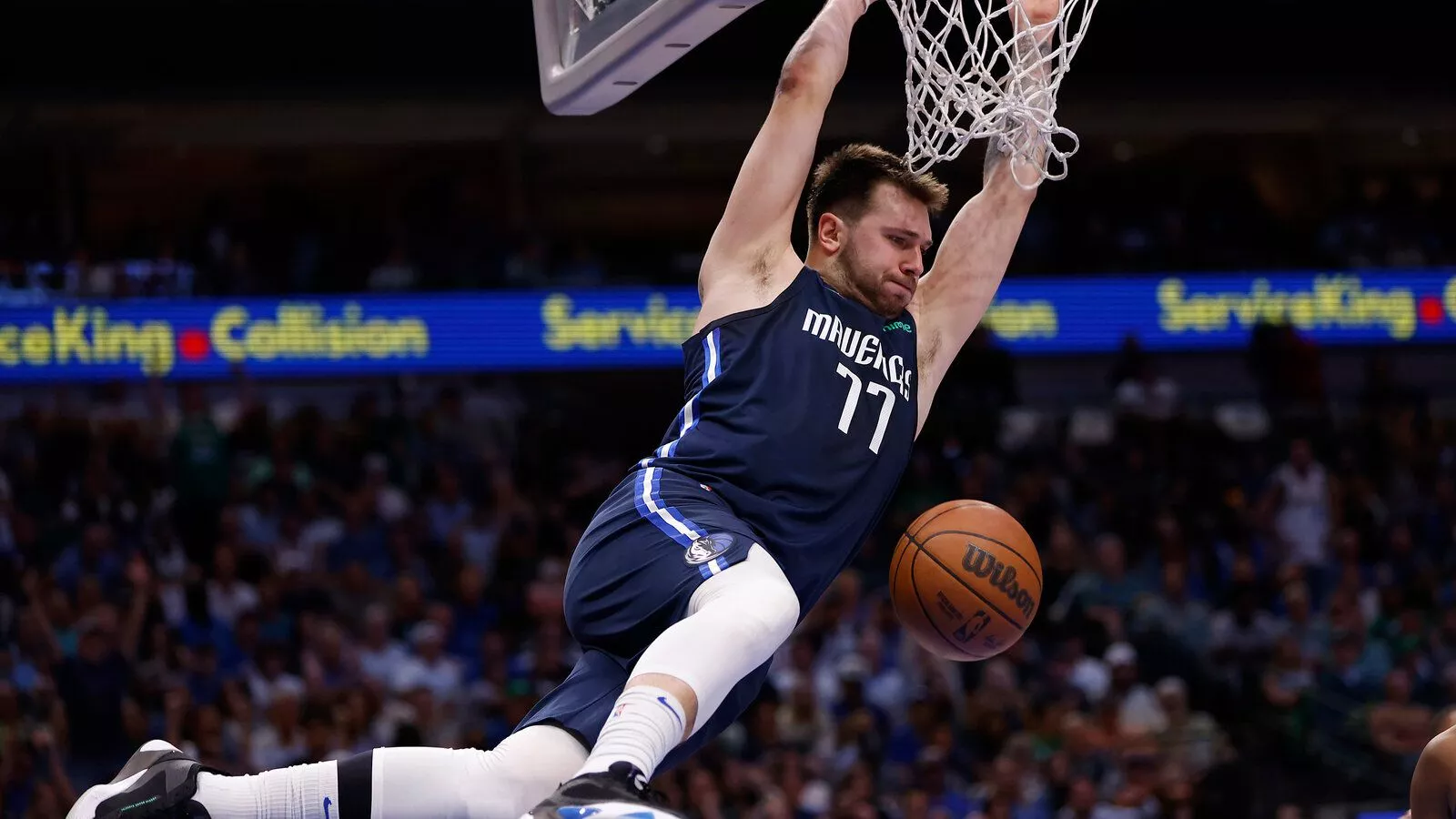 Lakers Devastates Mavericks Fans