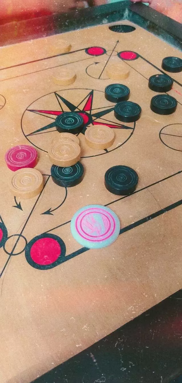 Carrom board
