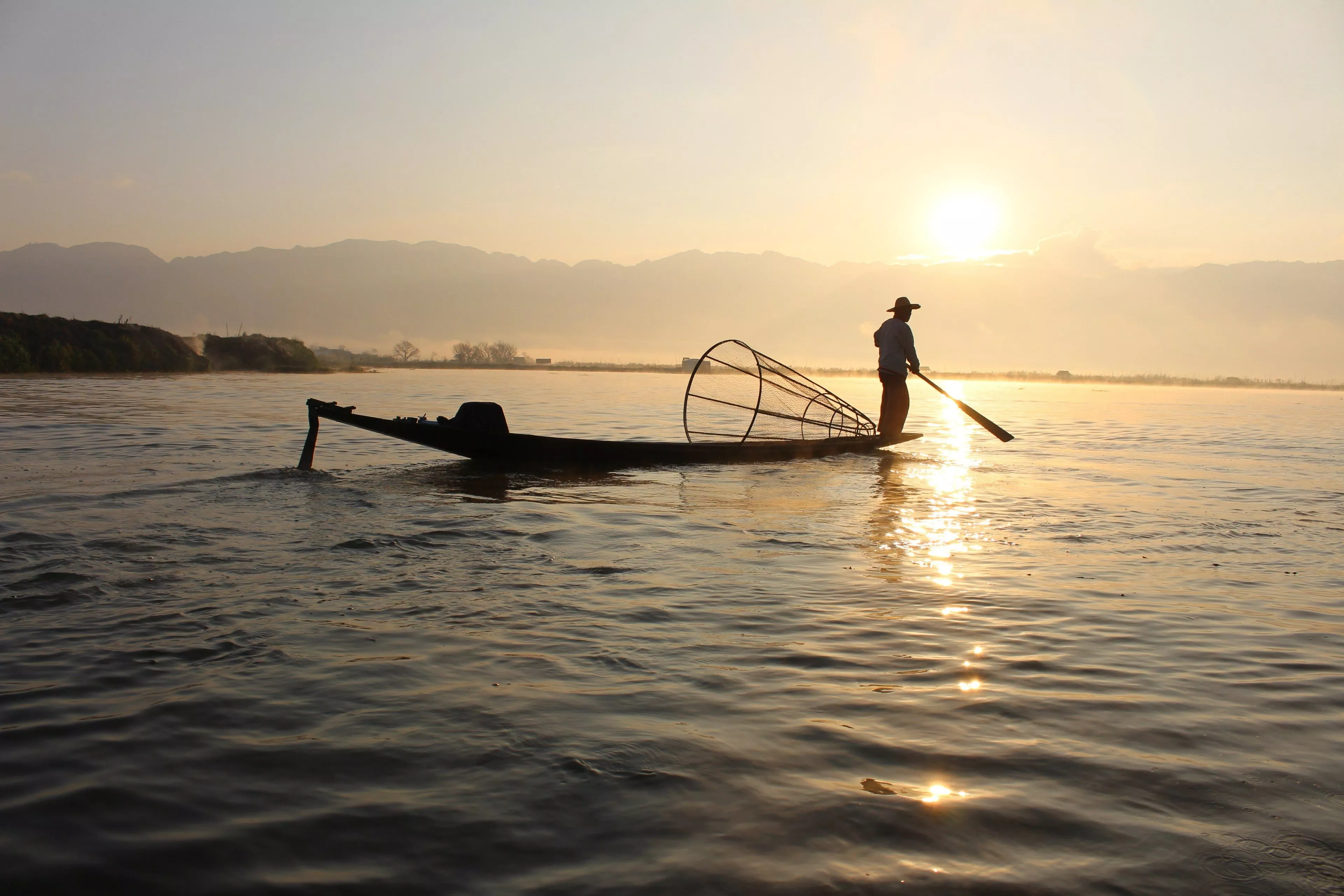 fisherman boat inle lake myanmar burma