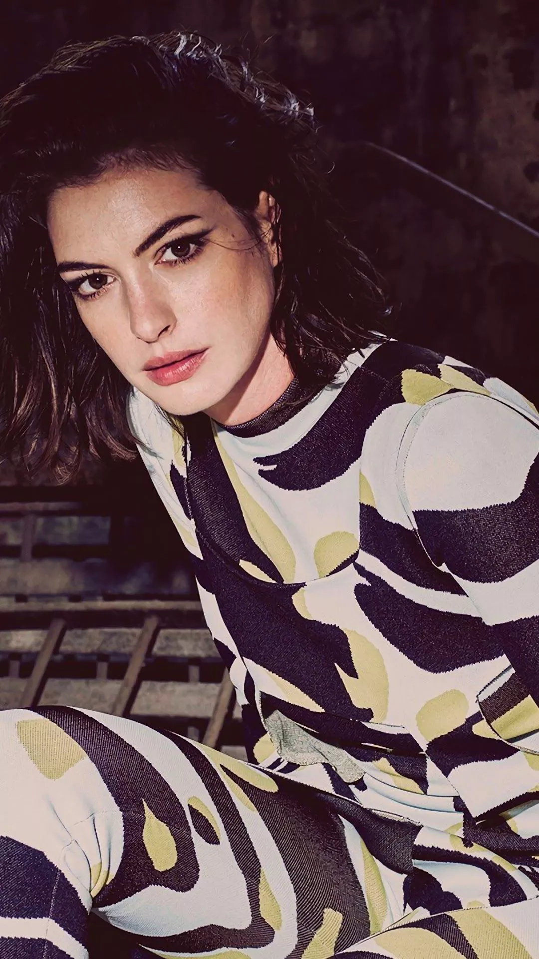 Anne Hathaway, Brunette HD HD Phone