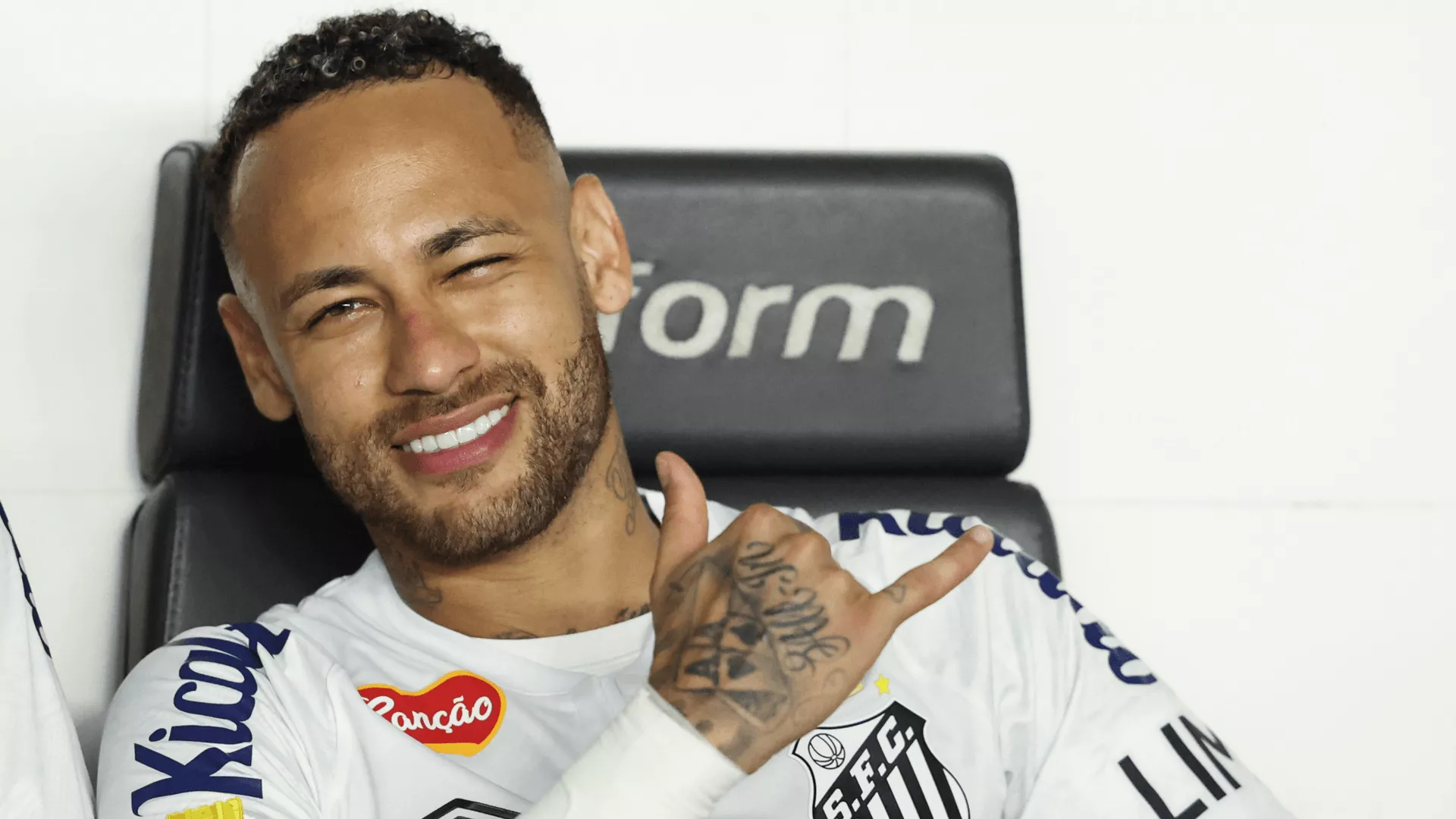 VIDEO: Neymar selfie queue! Rivals