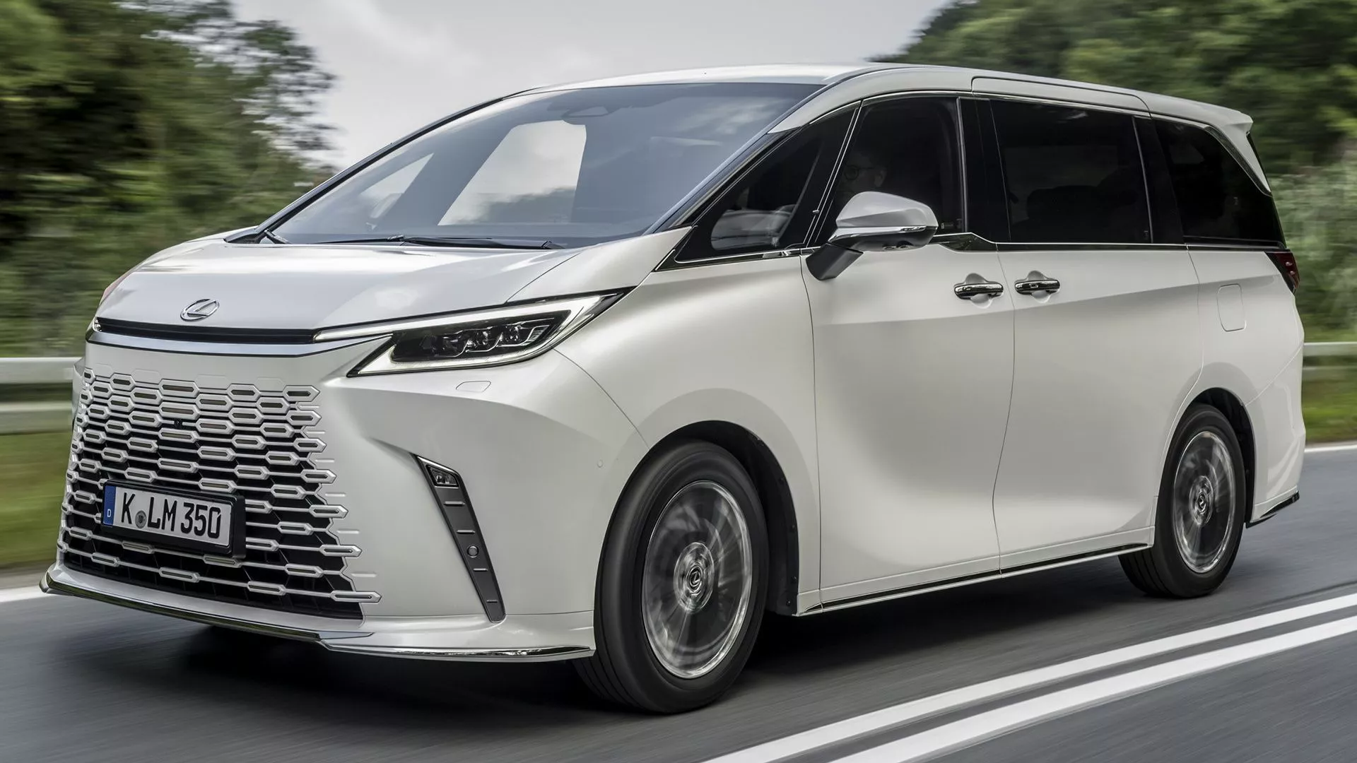 2023 Lexus LM Hybrid