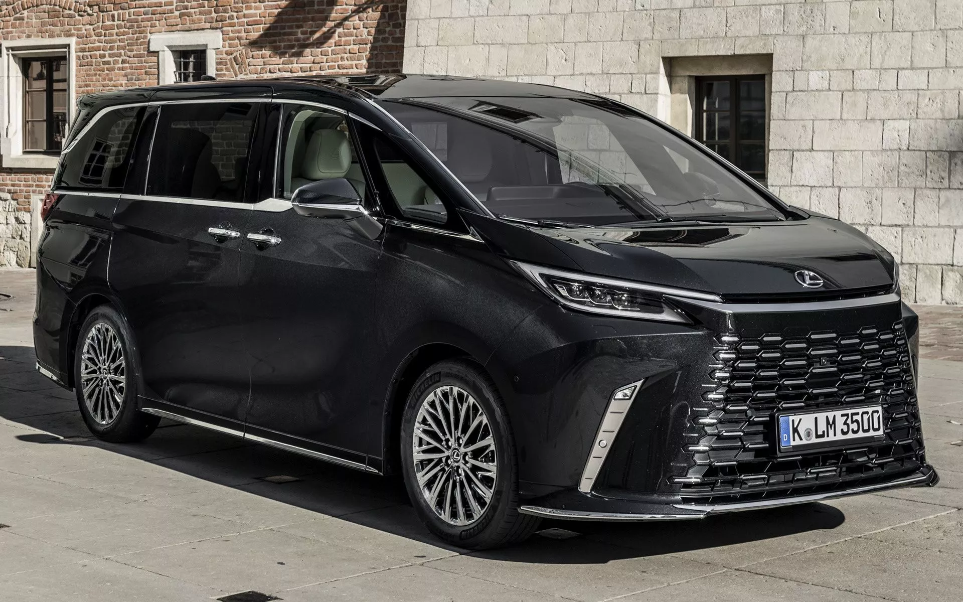 2023 Lexus LM Hybrid