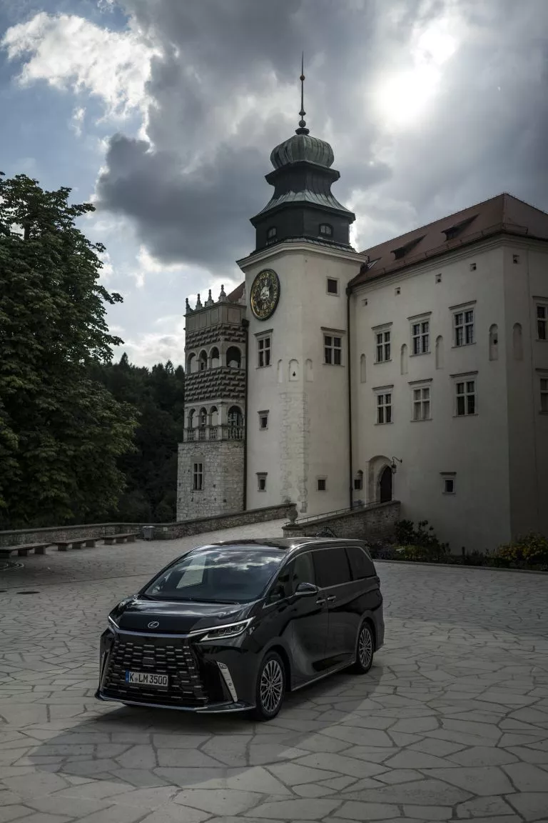 2024 Lexus LM 350h 4 Seater