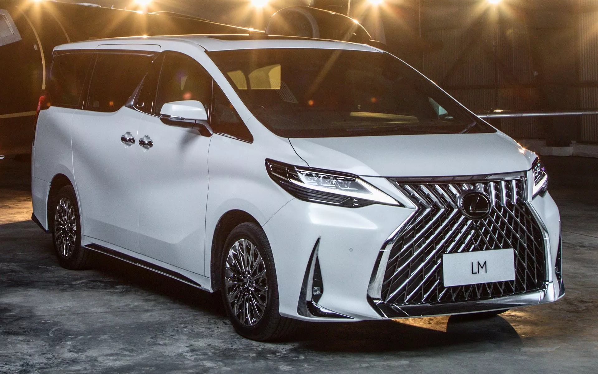 Lexus LM (MY) and HD