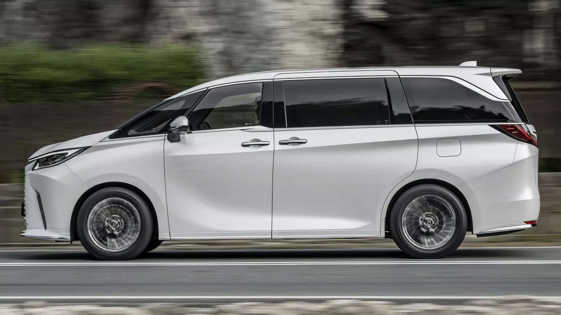 2023 Lexus LM Hybrid