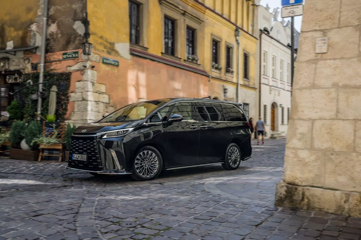 Lexus LM 350h: first contact with