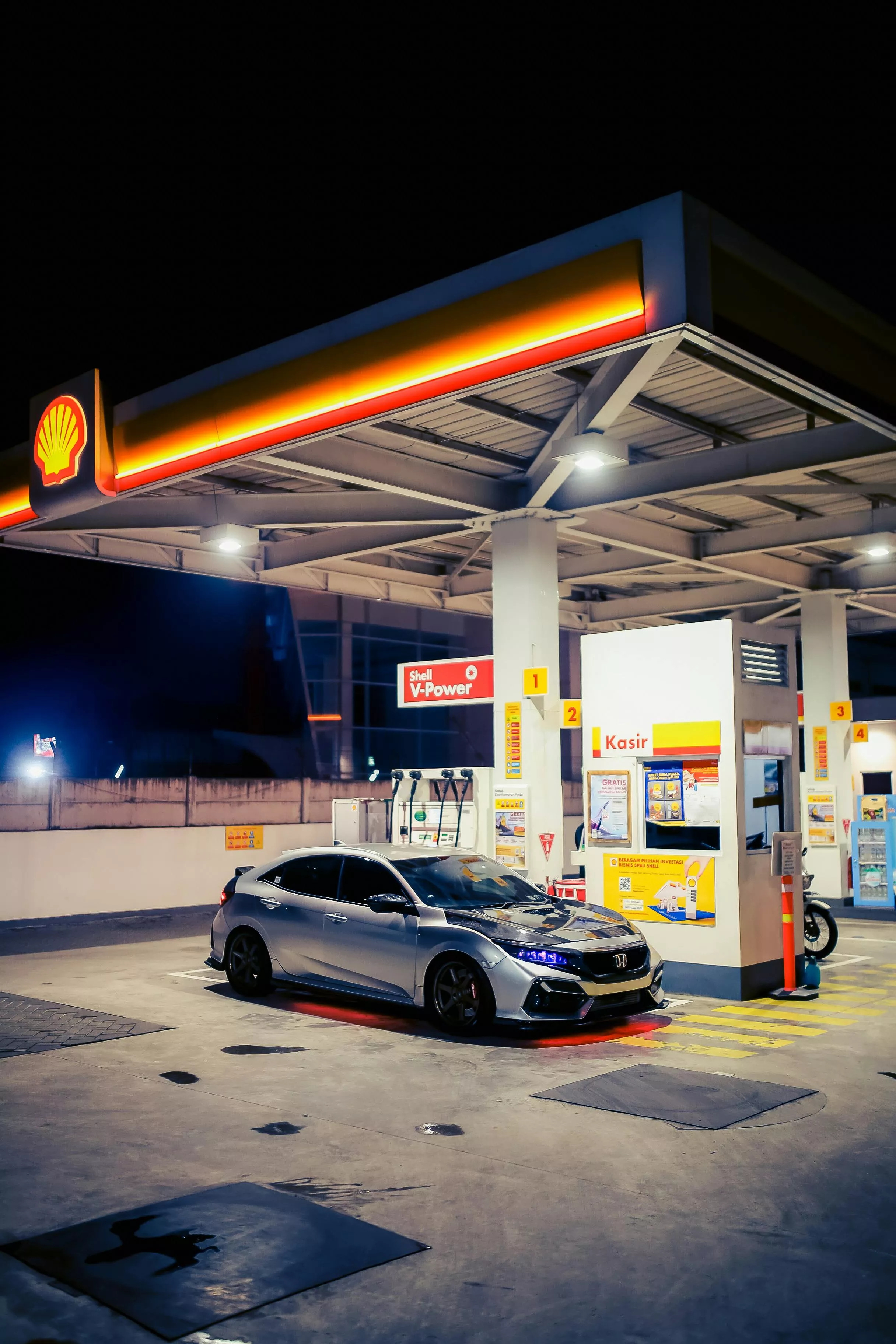 Silver Honda Civic at a Shell Gas