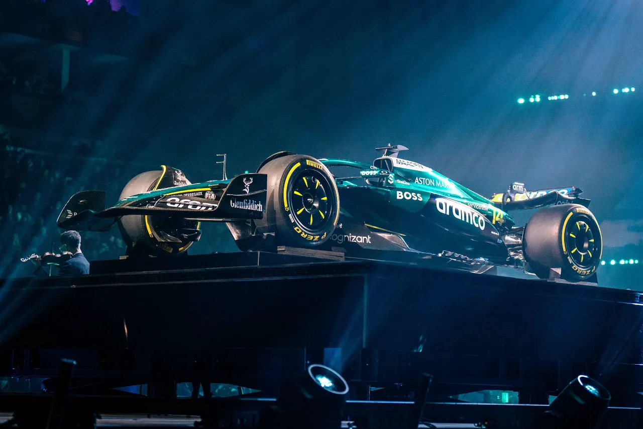 新型マシン『AMR25』リバリー