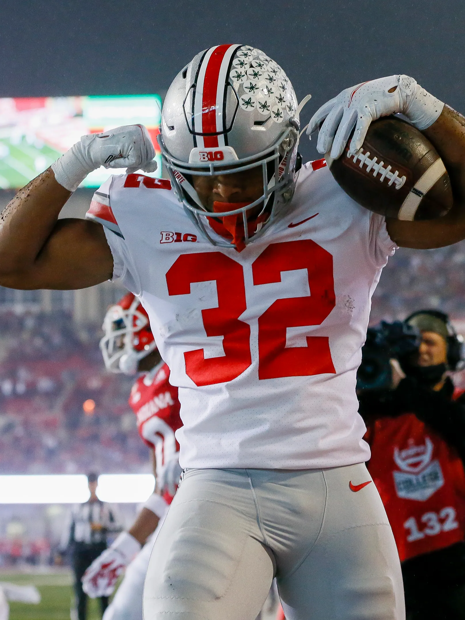 TreVeyon Henderson scores TD