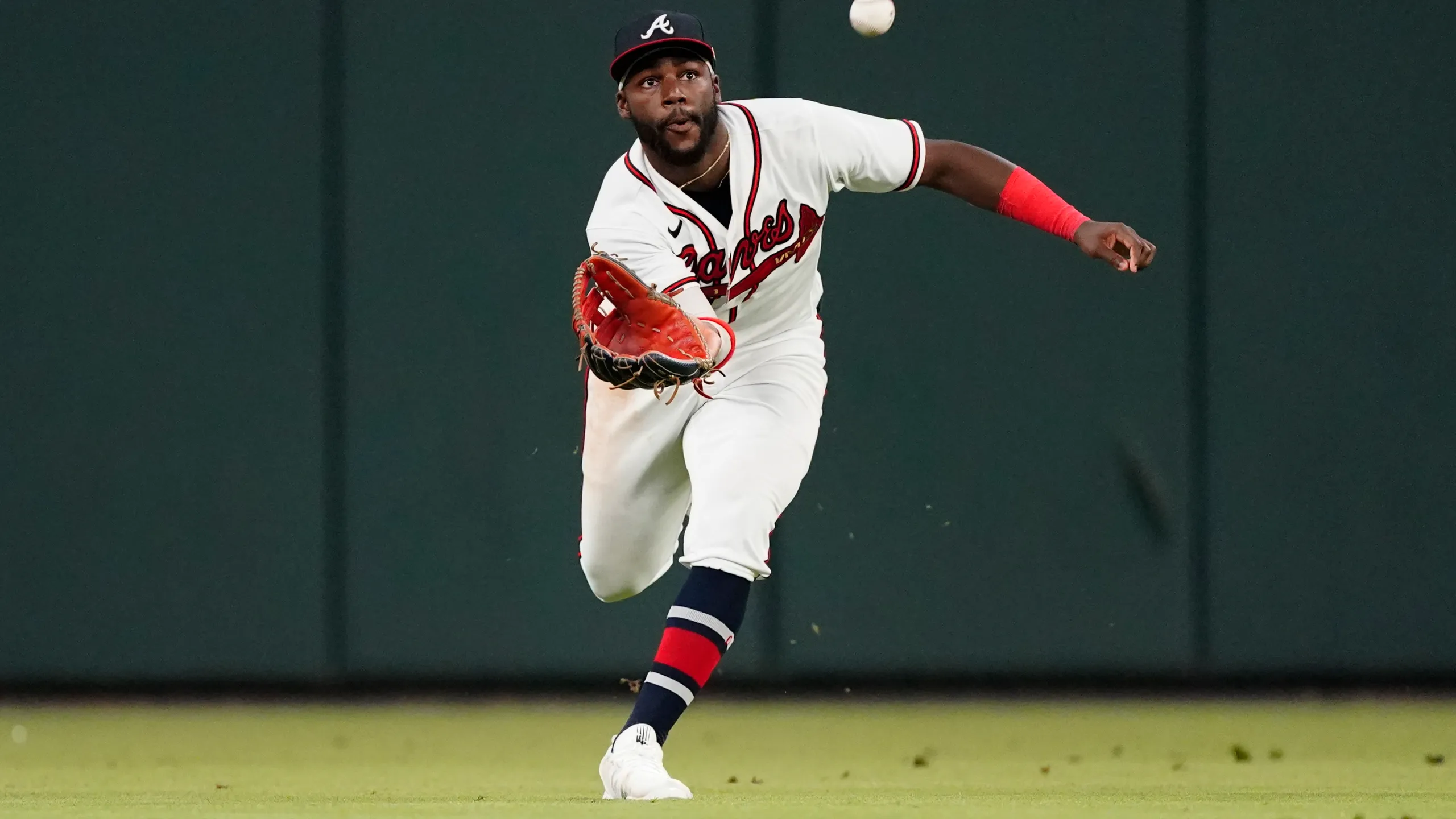 Braves sign rookie OF Harris to $72