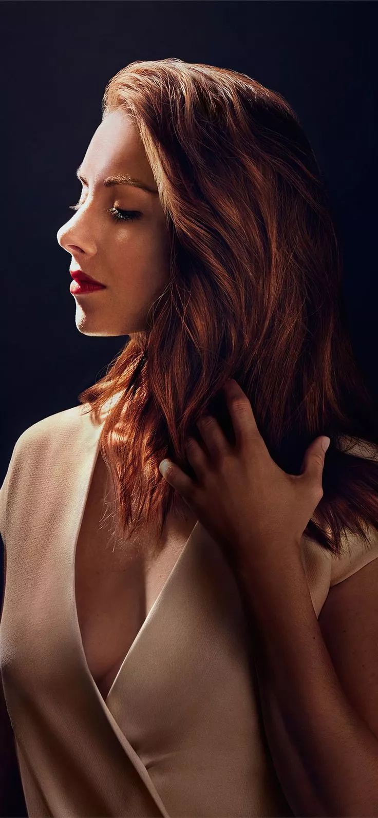 alison brie 4k 2020 iPhone X Wallpaper