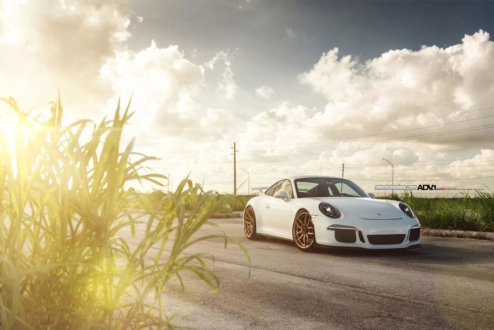 White Porsche 911 GT3 Rocking Gold ADV