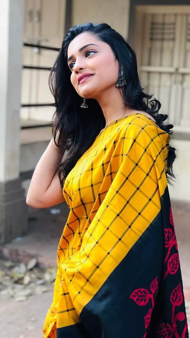 Heroine, Hruta Durgale, HD phone