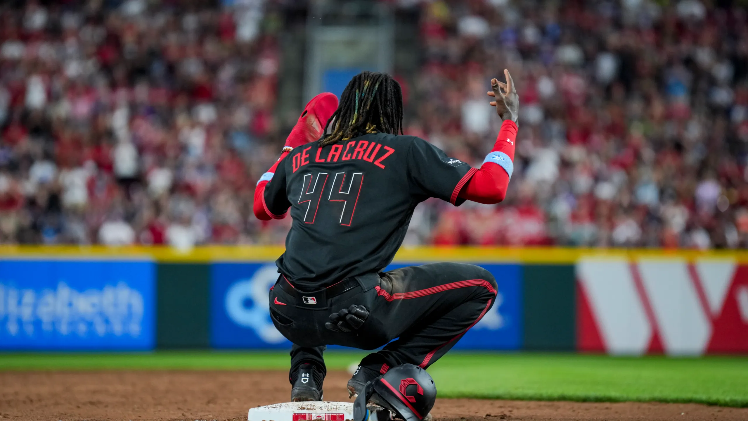 De La Cruz gets first cycle for Reds